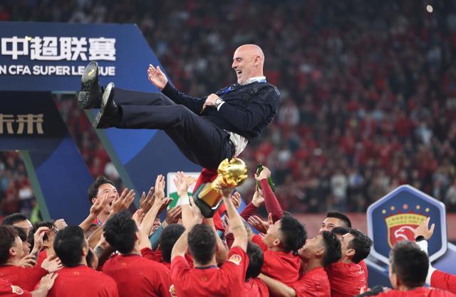 （体育）（14）足球——中超：上海海港队卫冕冠军XxjpseC007313_20241102_PEPFN0A001.jpg